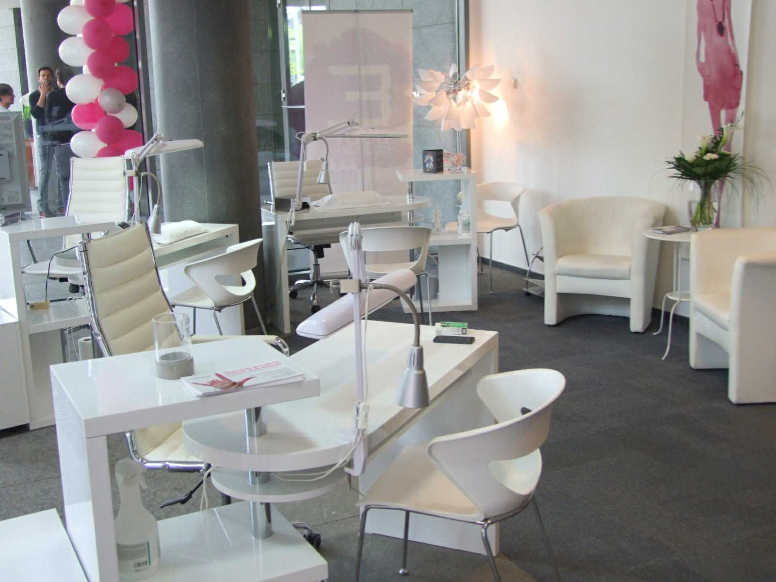 Society Beauty Studio Köln Mediapark - Nagelstudio Arbeitsplatz